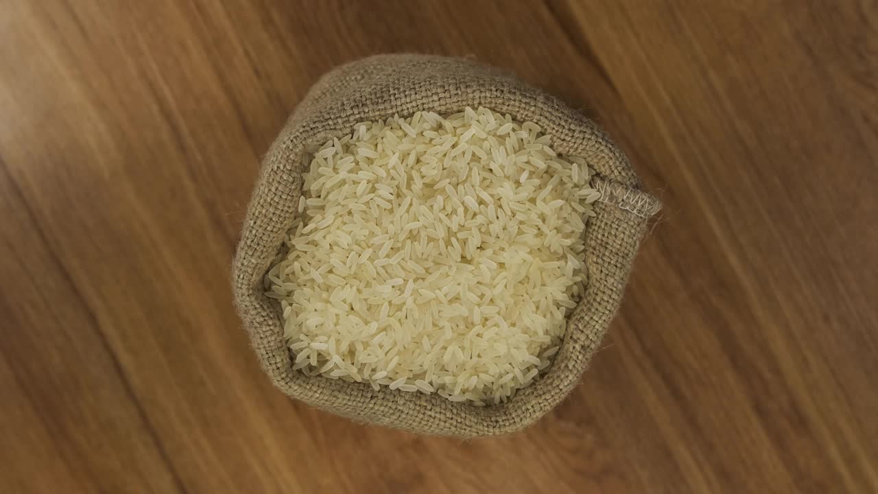 旋转一袋米种子。从上面的观点视频素材