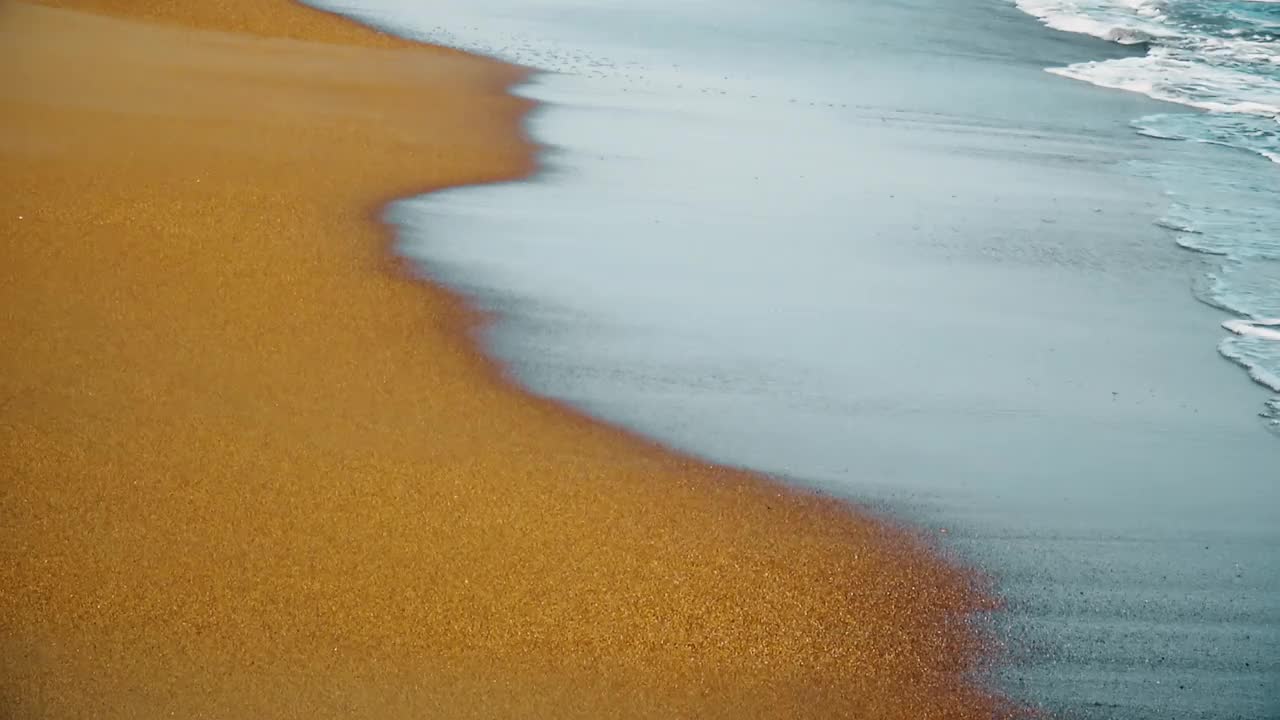 海浪拍打着沙滩。视频素材