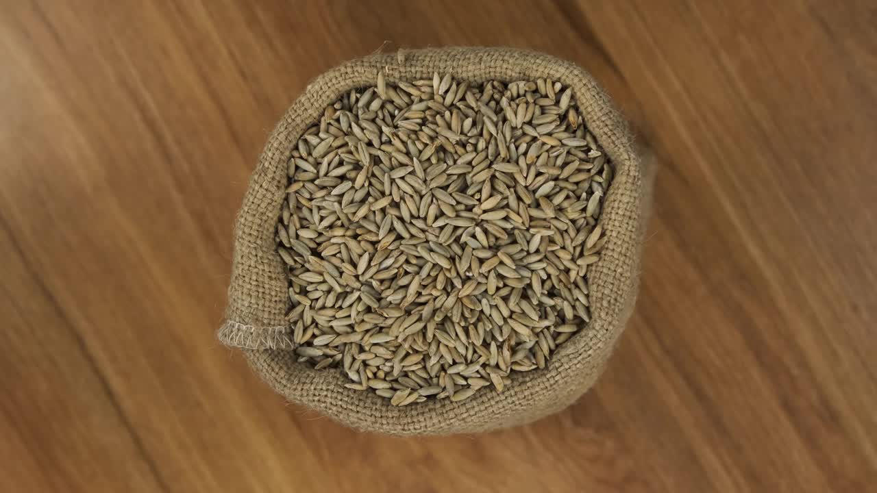 旋转一袋黑麦种子。从以上观点。视频素材