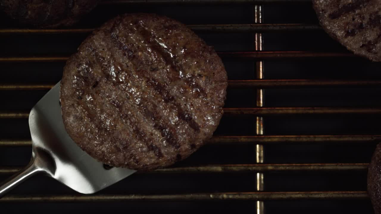 烤肉烤架上的牛肉馅饼上的火焰超级慢动作视频下载