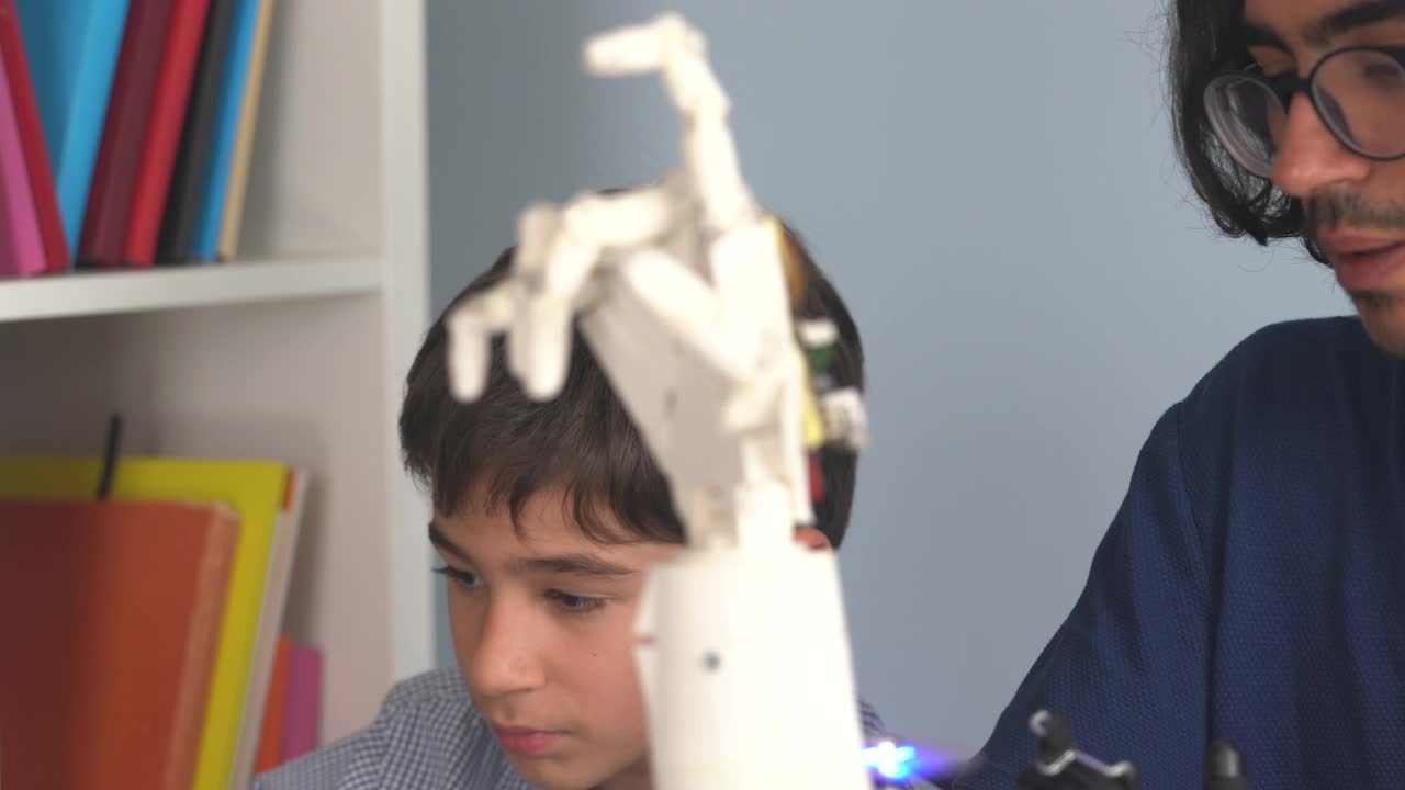 大学生教小学生STEM和机器人的4K视频视频下载
