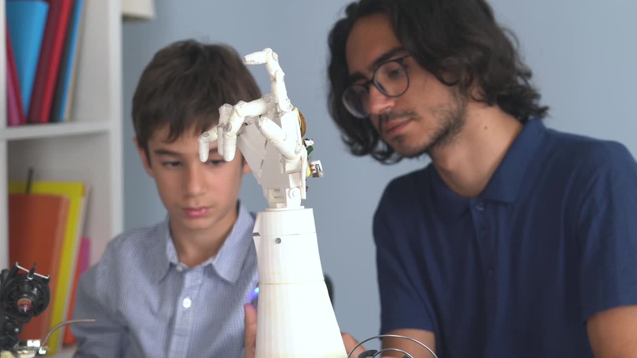 大学生教小学生STEM和机器人的4K视频视频下载