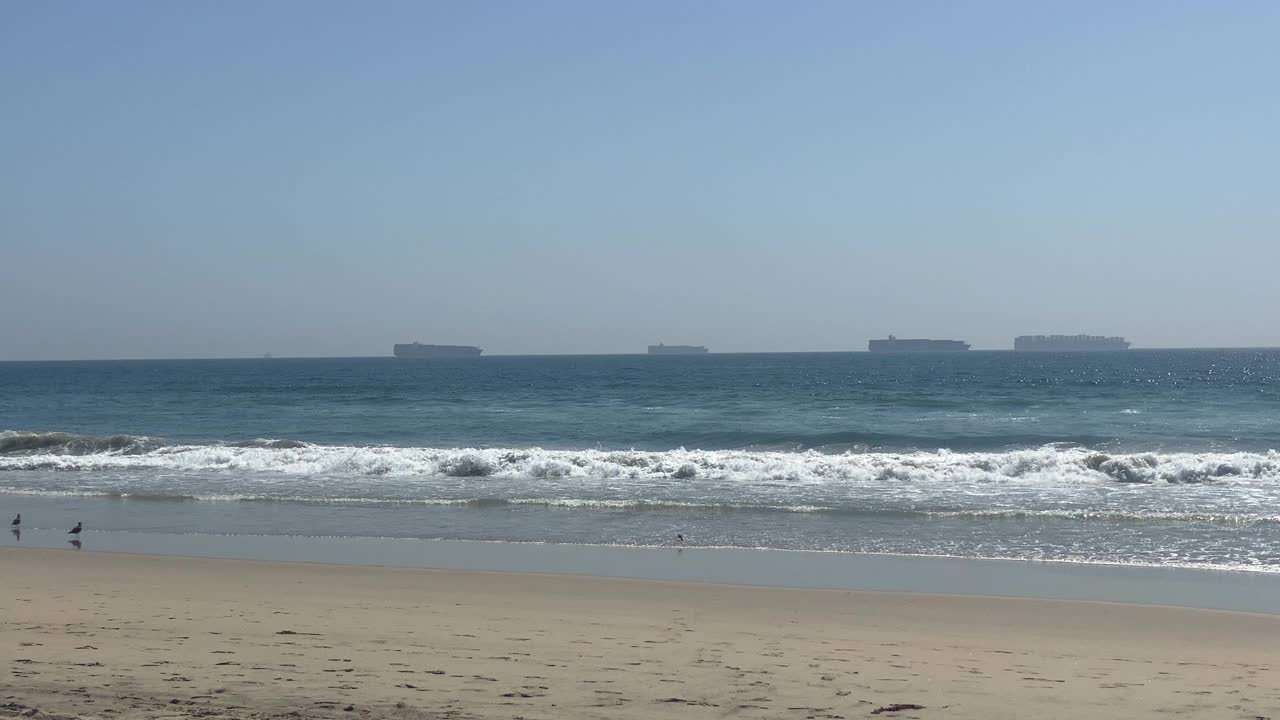 由于港口延误，加州海岸的集装箱运输受阻视频下载