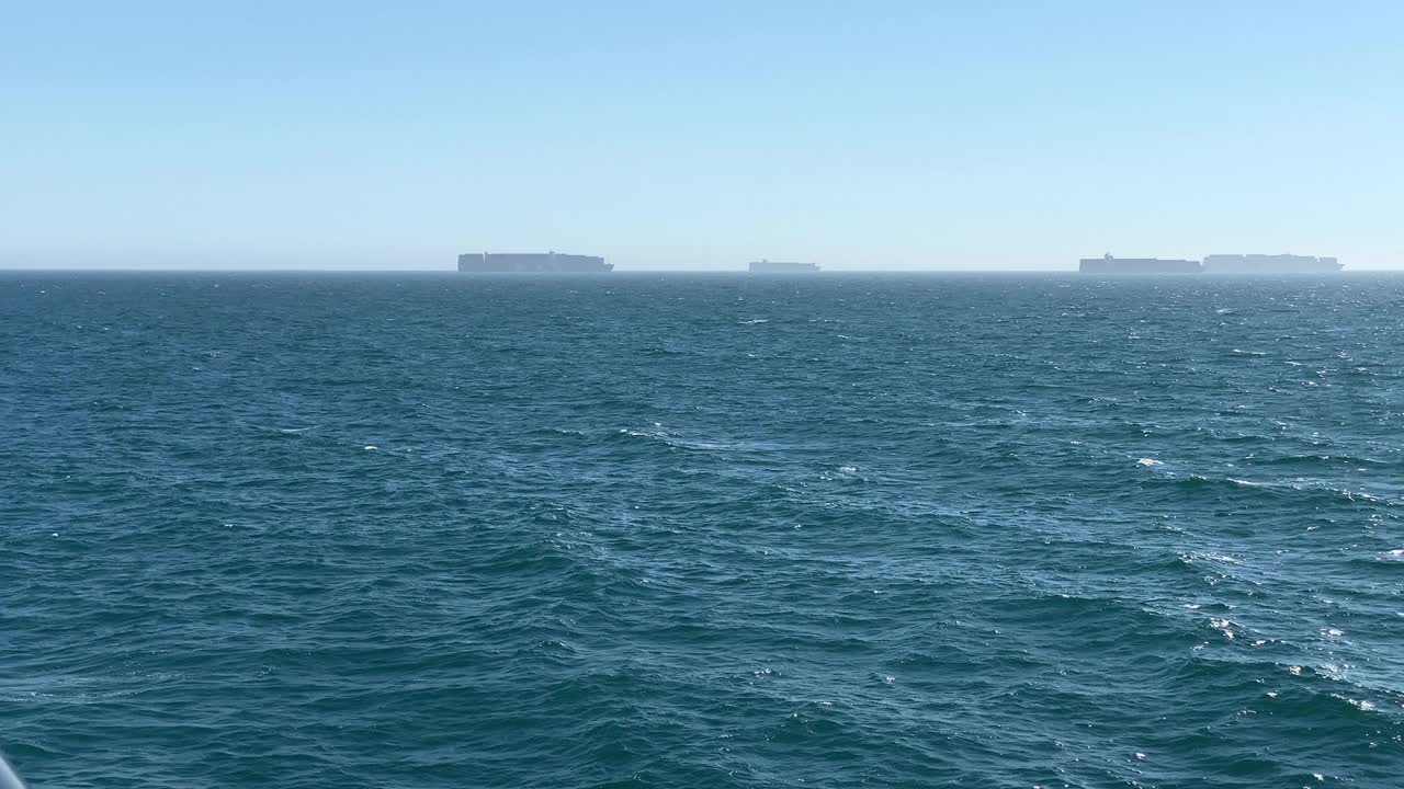 由于港口延误，加州海岸的集装箱运输受阻视频下载