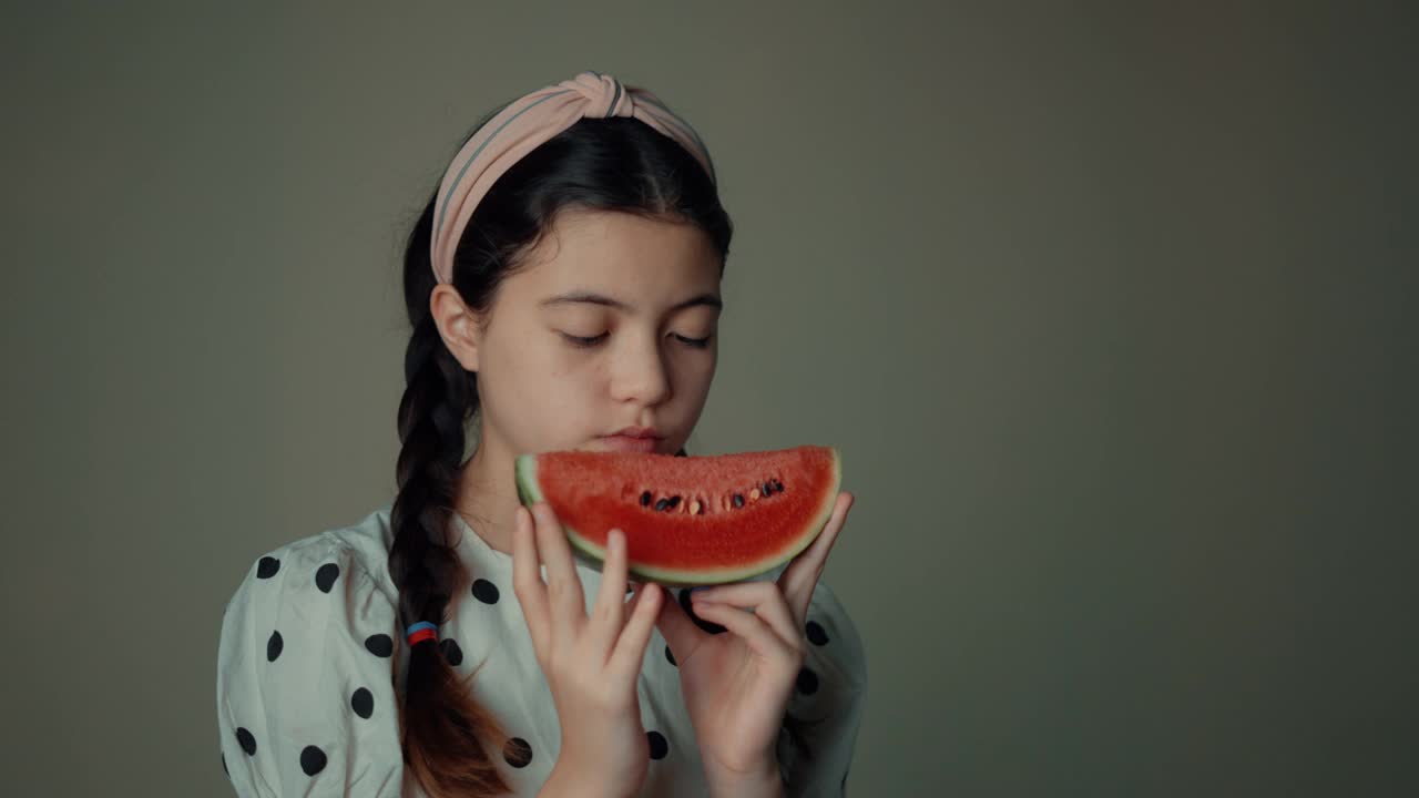 时尚女孩吃新鲜西瓜的肖像视频下载