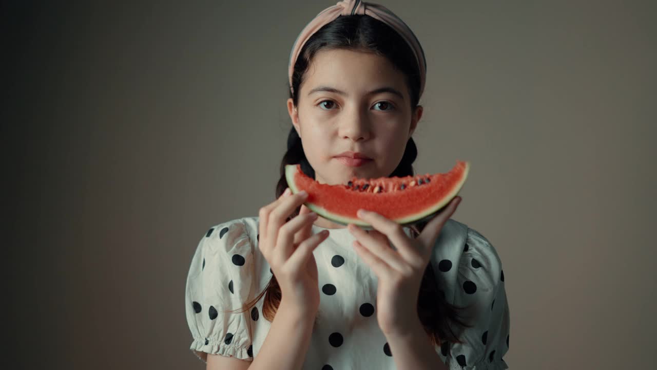时尚女孩吃新鲜西瓜的肖像视频素材