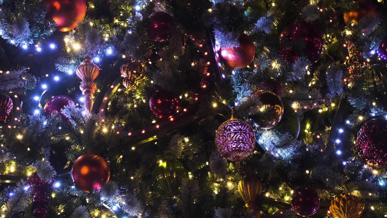 美丽的圣诞树装饰与飘落的雪花。新年和圣诞节的概念。视频下载