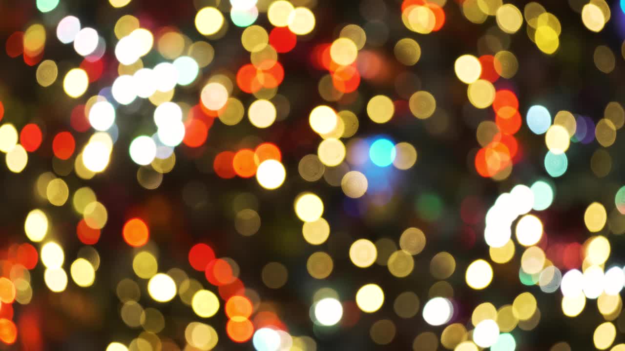 五颜六色的圣诞树散景背景下的闪烁灯光聚焦。视频下载
