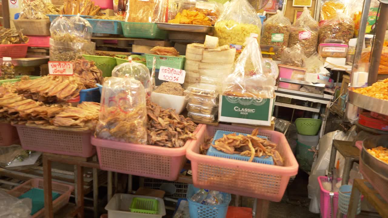 泰国华欣夜市的货架上卖着许多干海鲜。视频下载