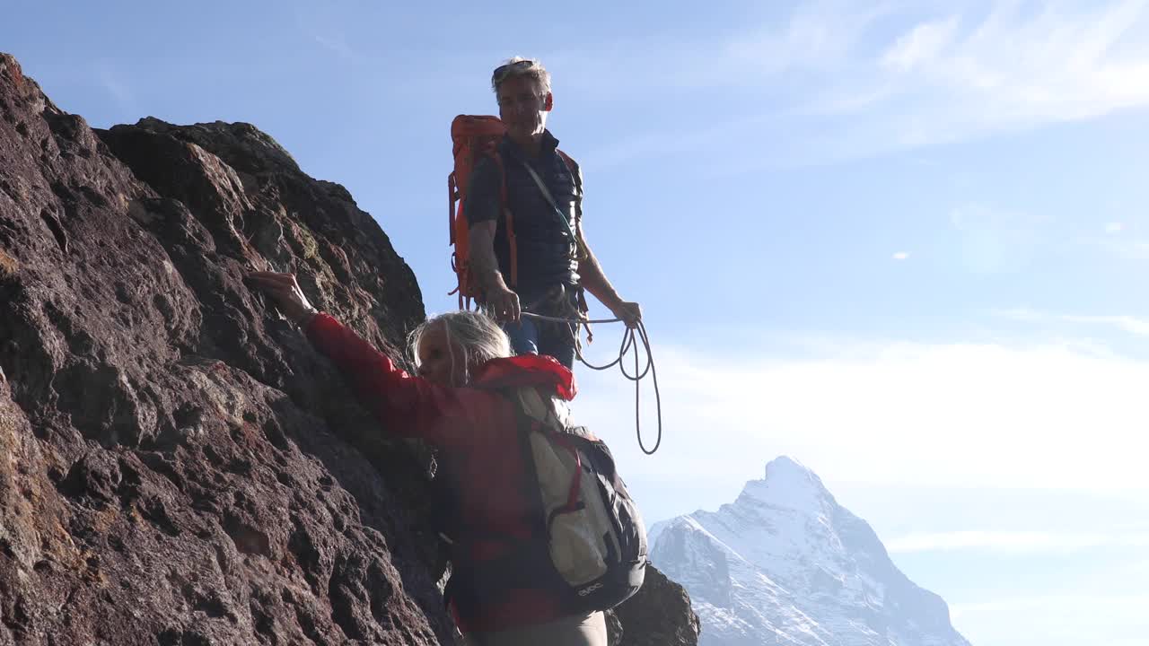 登山夫妇登上岩石峰顶视频下载