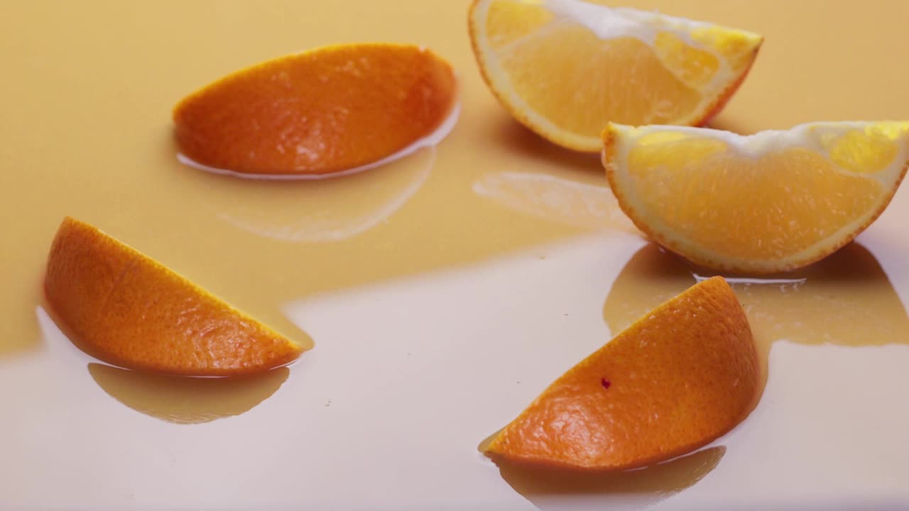 橙片慢慢地和橙片一起落入橙汁中，产生大量的橙汁飞溅。Blackmagic Ursa Pro G2, 300 fps。视频素材
