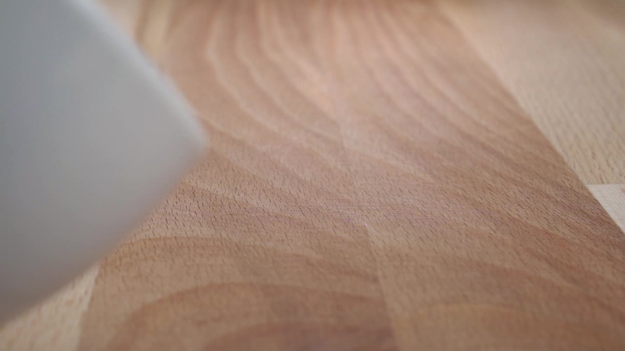 盐渍的未去皮南瓜籽特写。落在木头表面视频素材