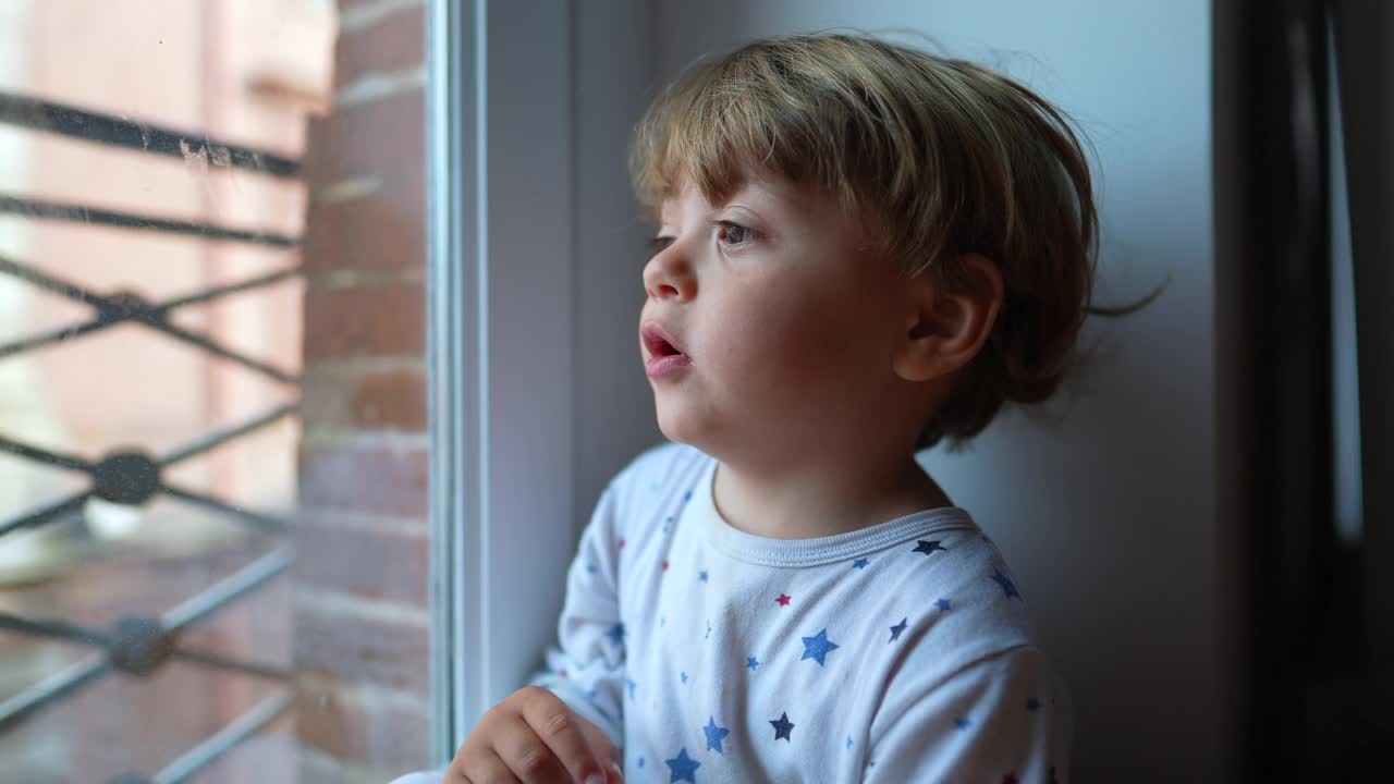 孩子在家窗外做白日梦视频素材