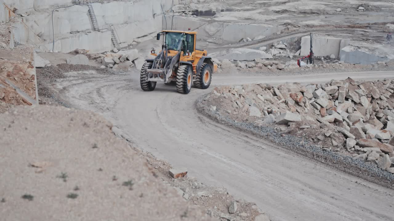 装载机在采石场运输道路上行驶视频素材