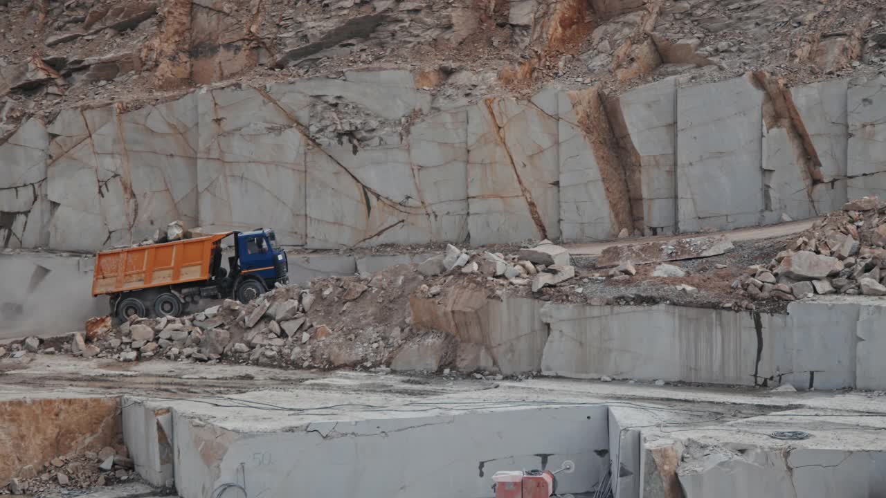 卡车和碎石在采石场视频素材