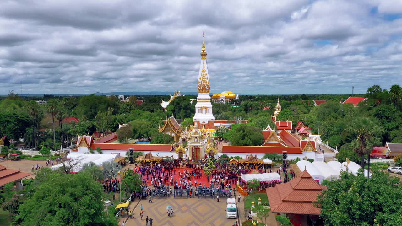 鸟瞰佛寺寺。那空phanom泰国。这个结构包含佛陀的胸骨，高53.6米，顶部装饰有黄金110公斤，是旅游的热门目的地视频素材