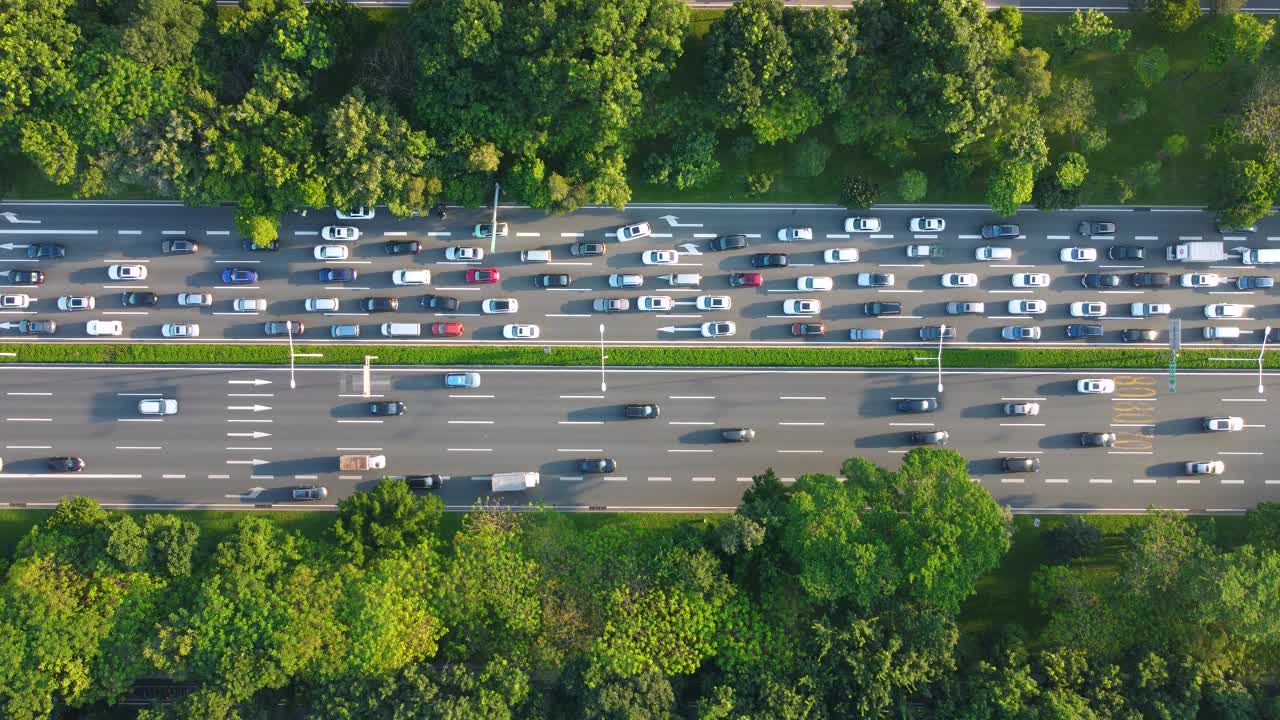 无人机鸟瞰深圳繁忙的道路视频素材