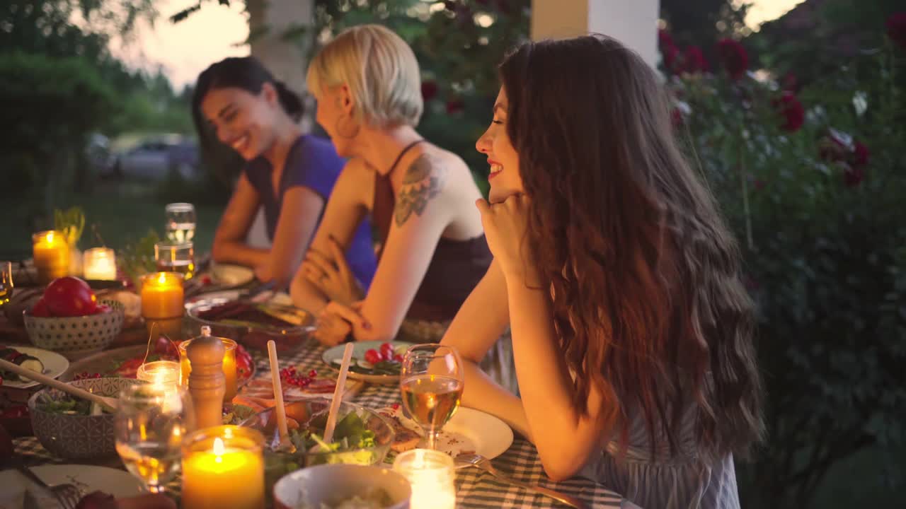 一群快乐的朋友和情侣，在晚宴上互致敬酒视频下载