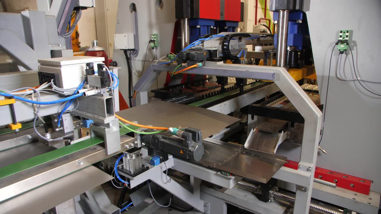 金属板材在工厂车间通过生产线运输视频下载