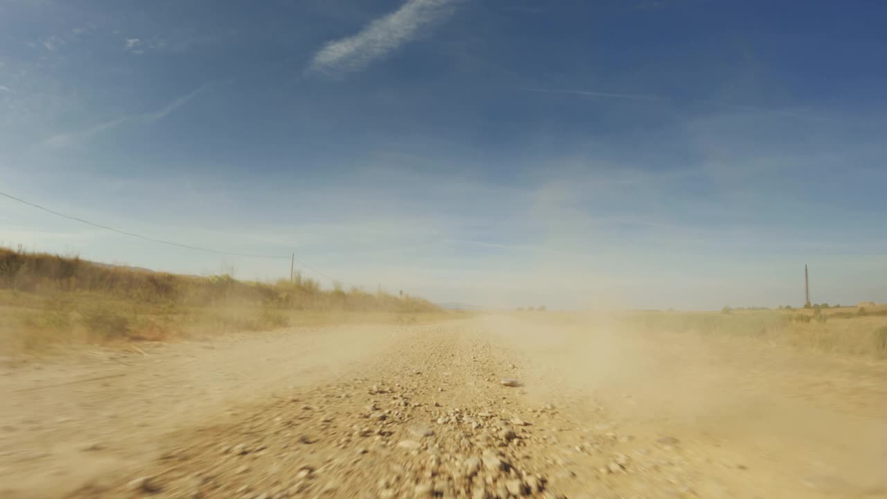 越野车行驶:后视镜在尘土飞扬的轨道上视频下载