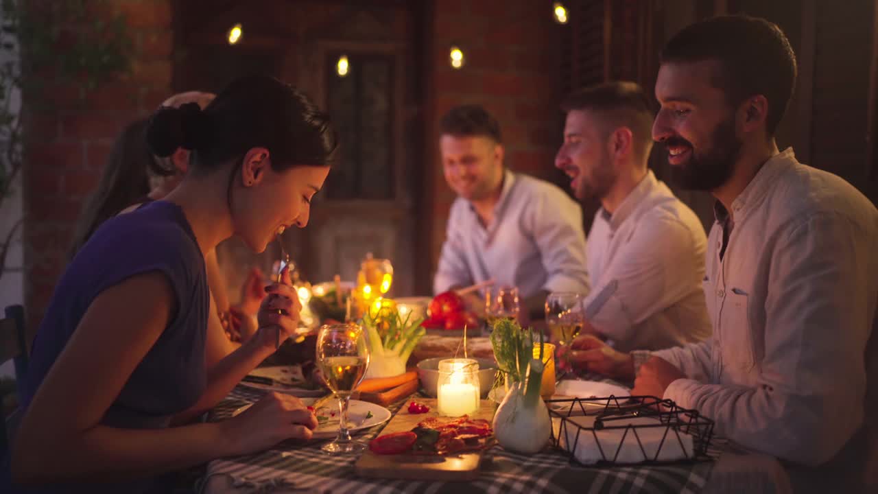 快乐的情侣们在花园里享用晚餐视频下载