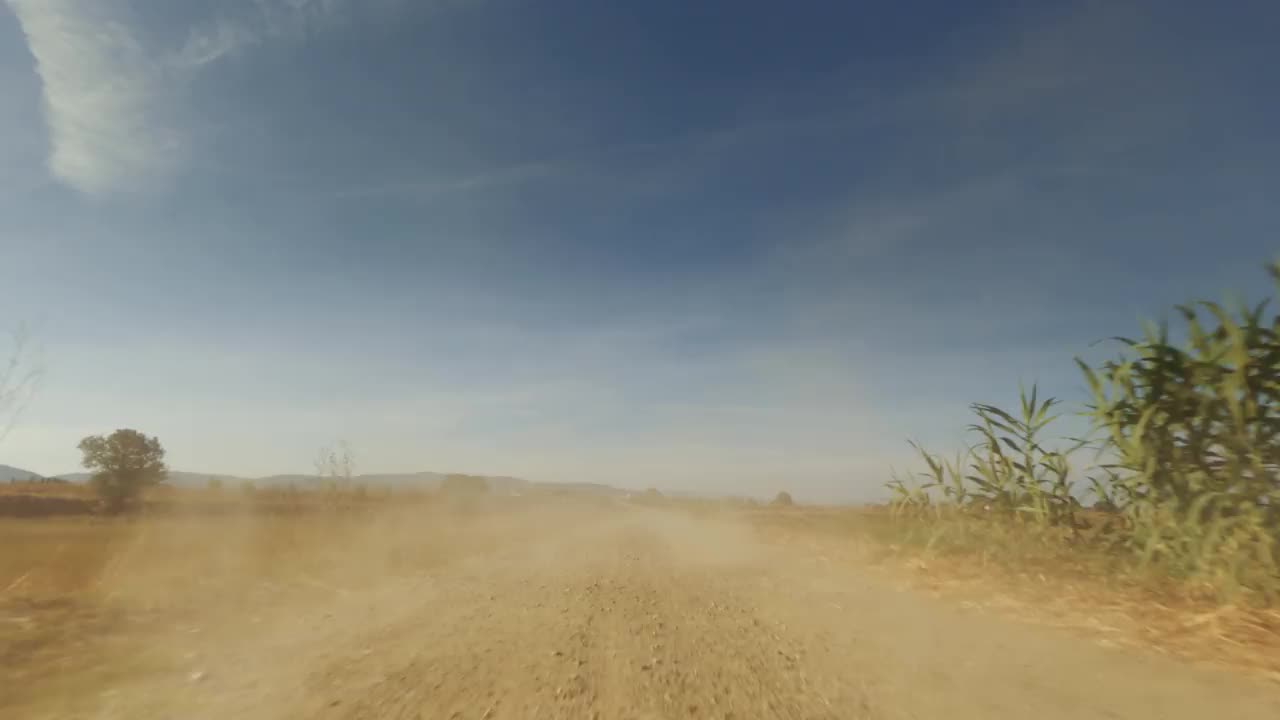 越野车行驶:后视镜在尘土飞扬的轨道上视频素材