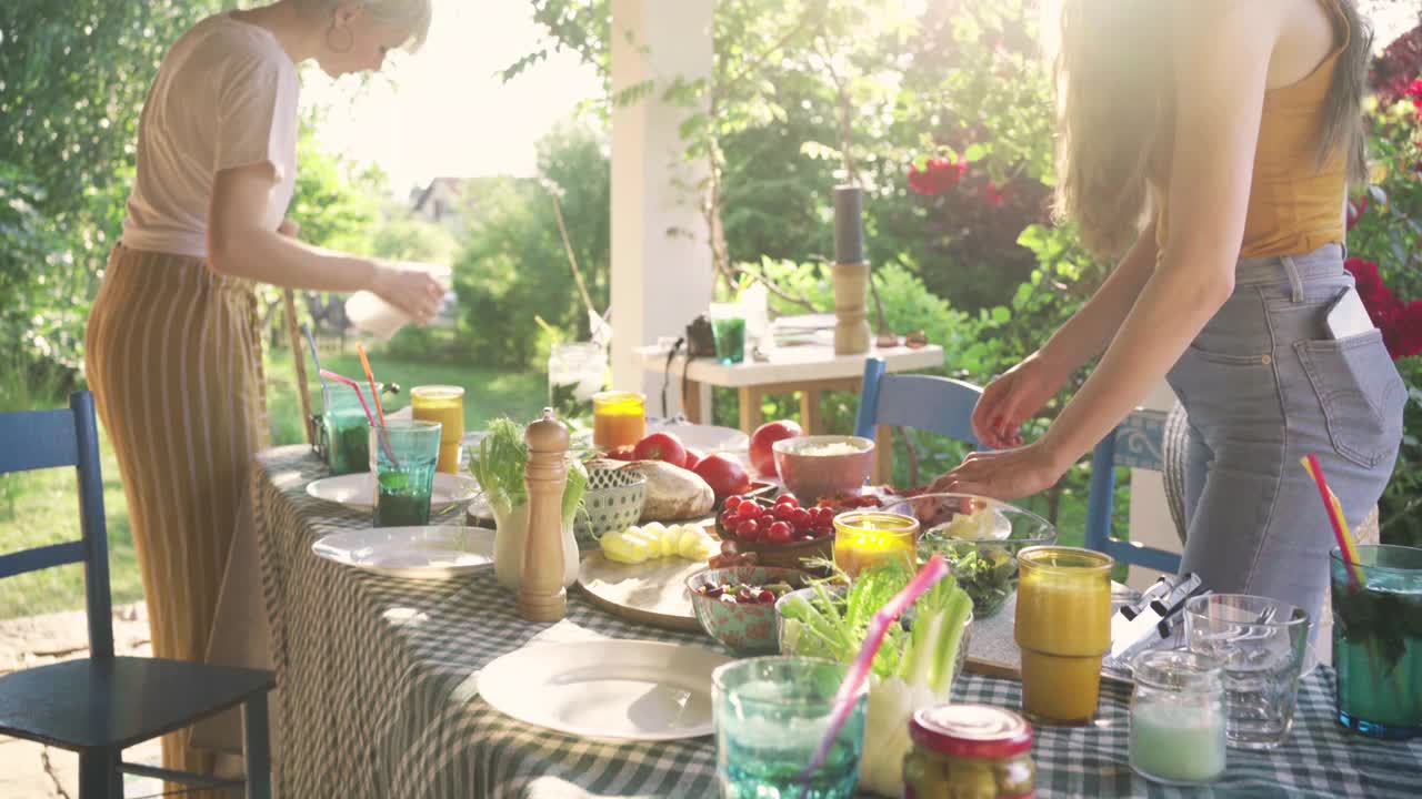 夏天在花园里吃早午餐时，女性朋友们会准备餐桌和食物视频下载