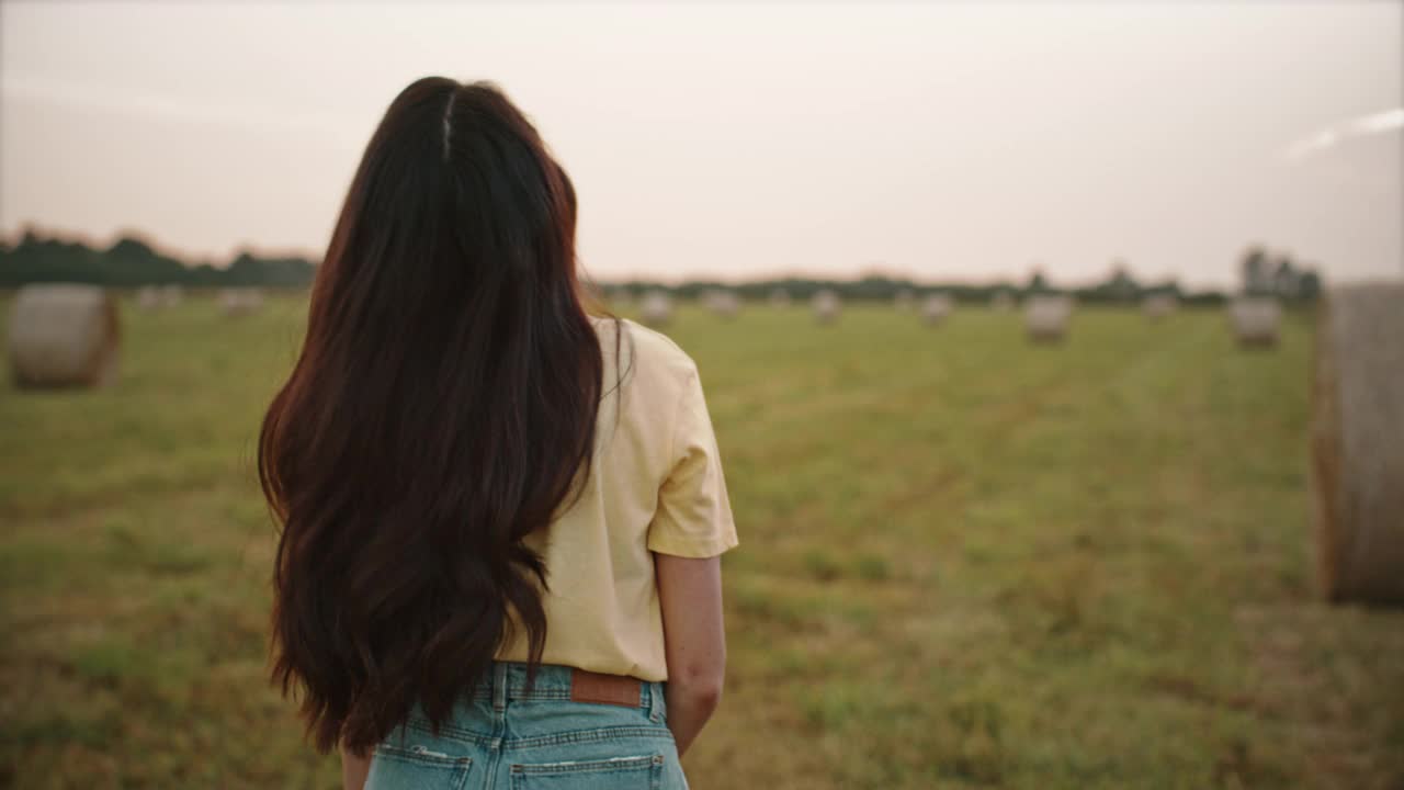 一位年轻妇女在农村的干草堆中享受大自然视频素材