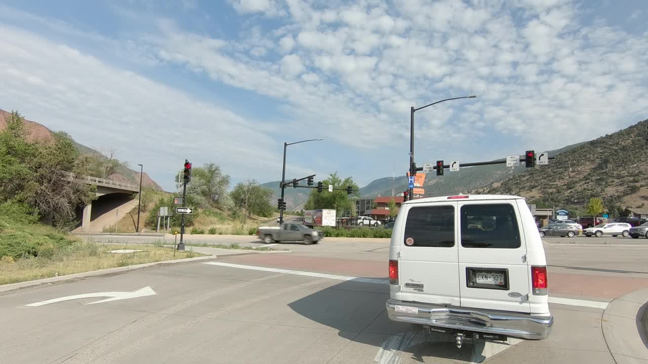 Glenwood Springs 10 Front同步系列高速西路夏季驾驶视频素材