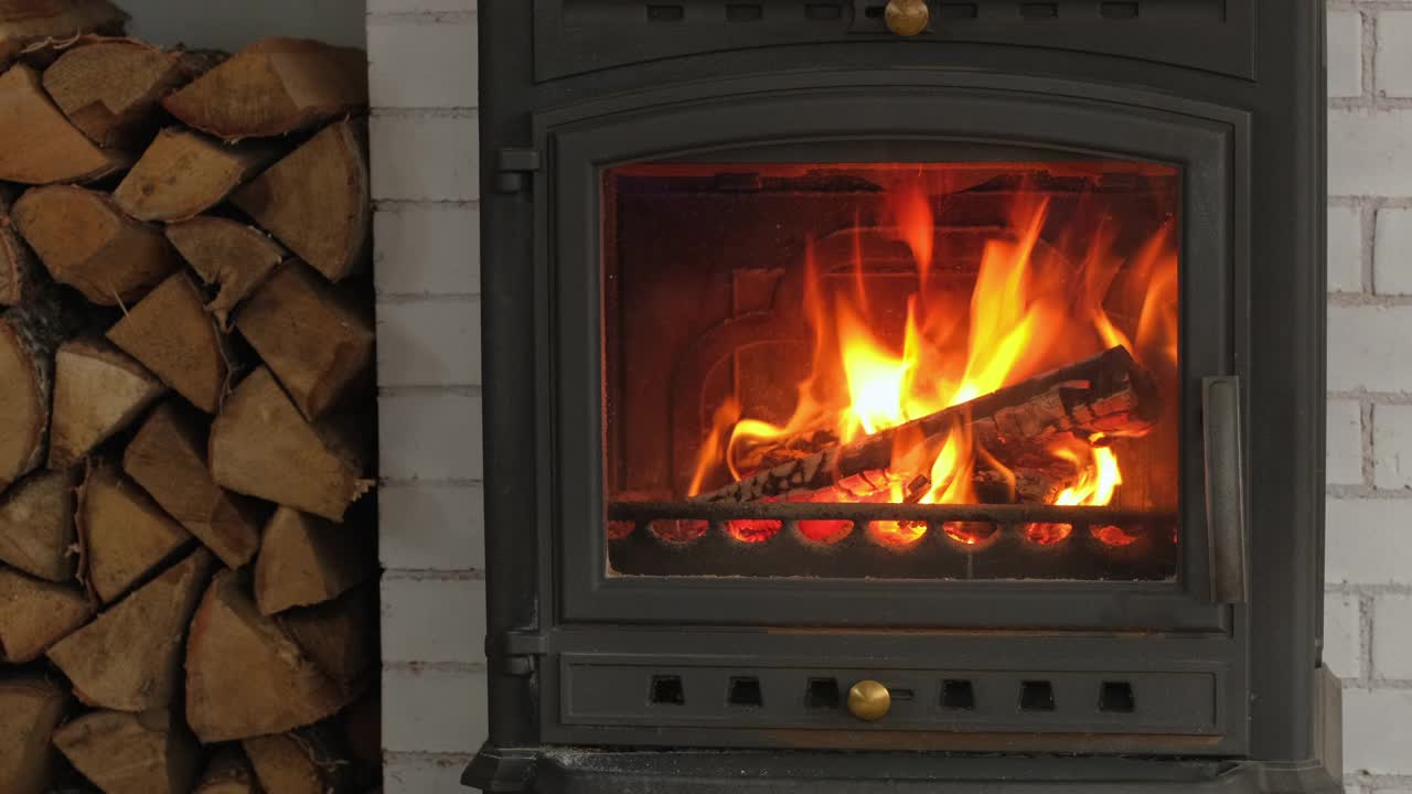 近距离观察燃烧的壁炉，里面有木头和火焰视频素材