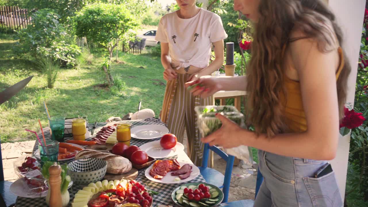 Ina团队，白人朋友们正在为夏天的早午餐准备食物视频下载
