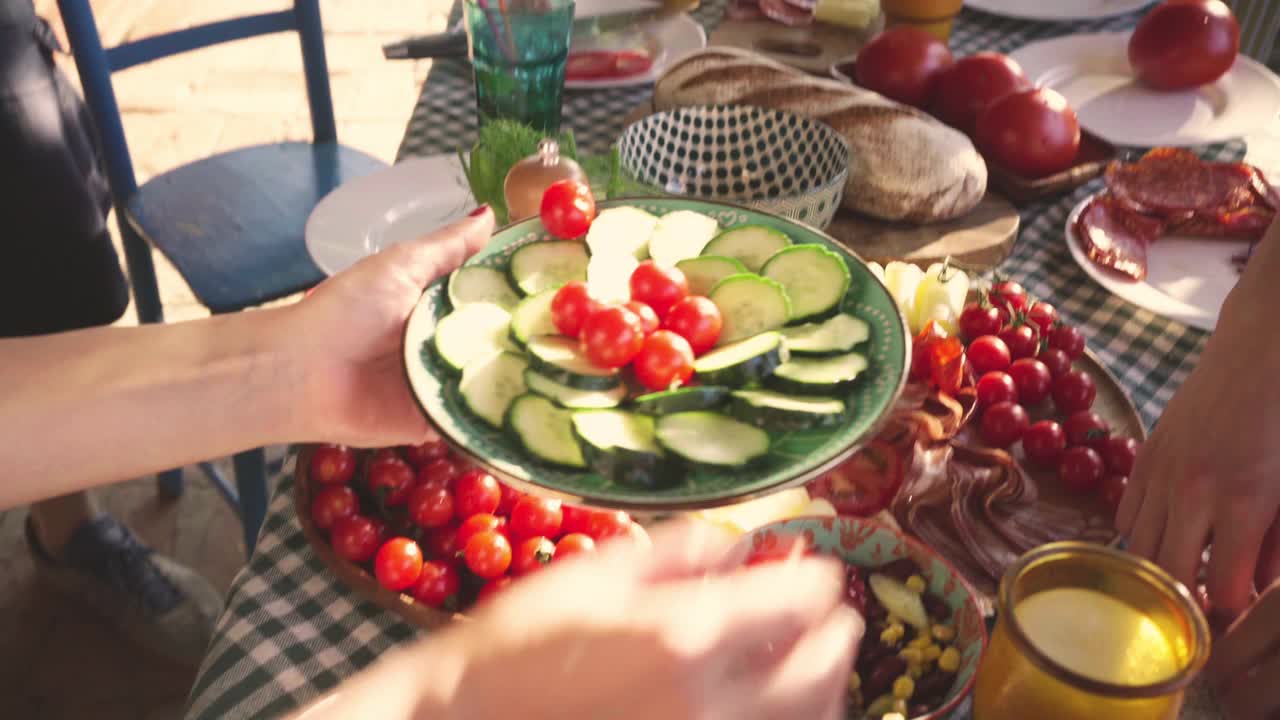 一个陌生的女人，正在为夏天的早午餐和朋友们做清爽的沙拉视频下载