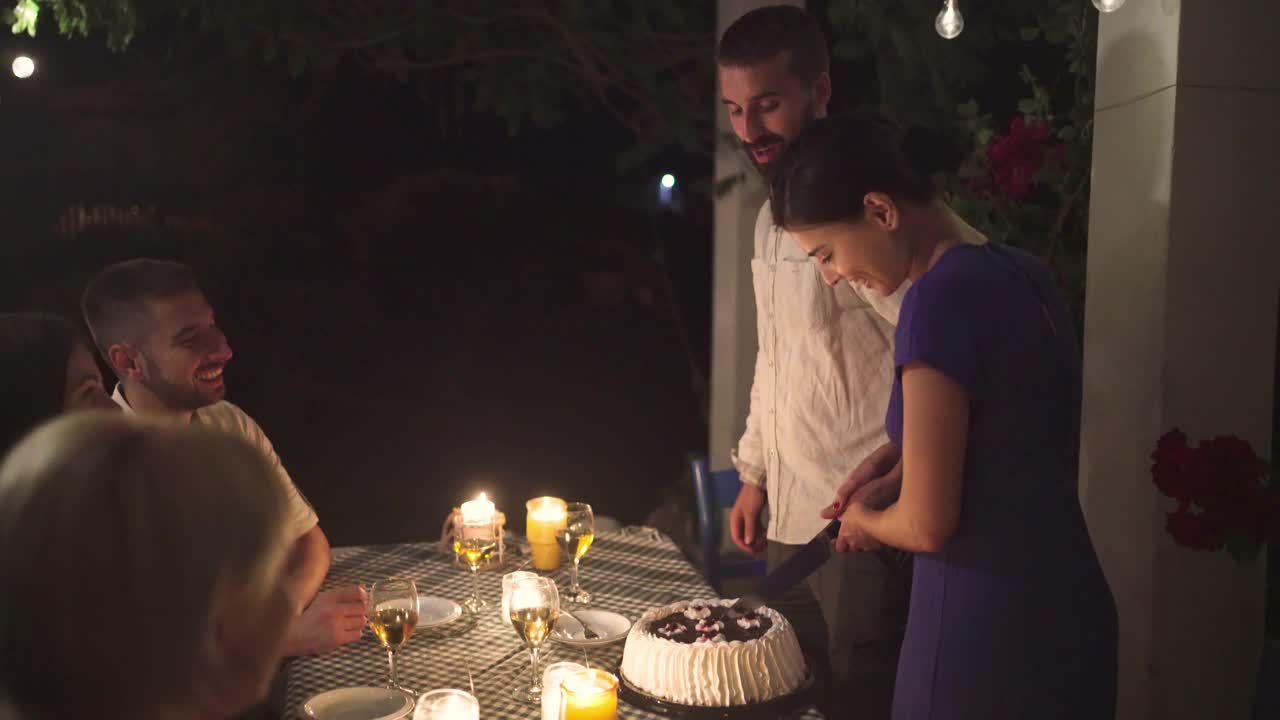 一对可爱的情侣在他们的订婚派对上切蛋糕视频下载