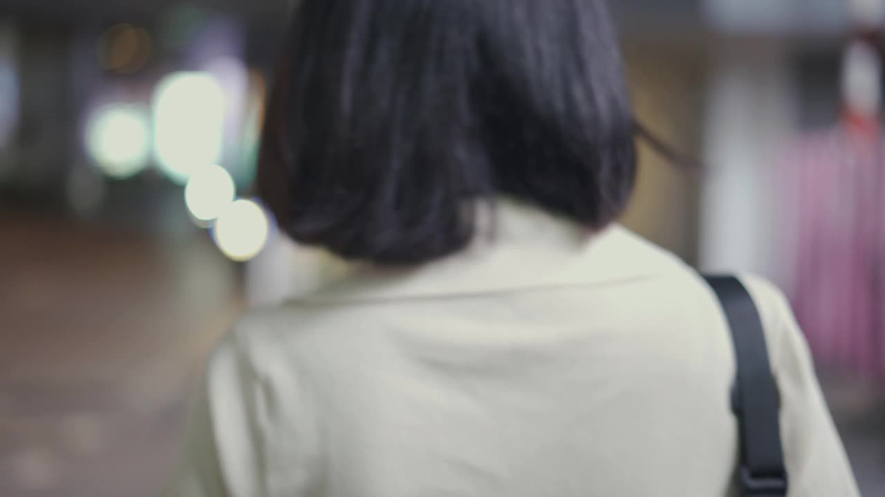 亚洲女人走在城市里视频下载