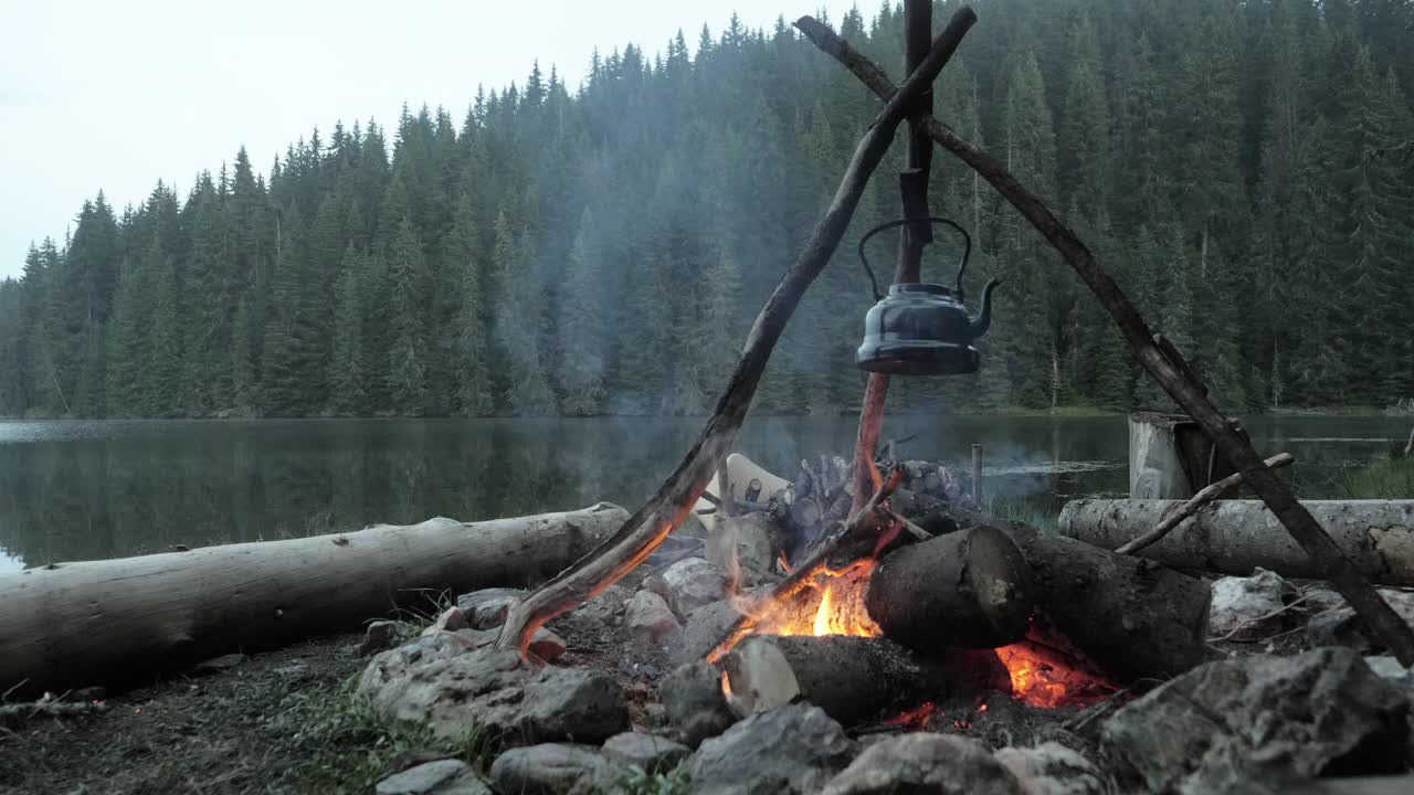 湖边露营壁炉上的古董茶壶。视频素材