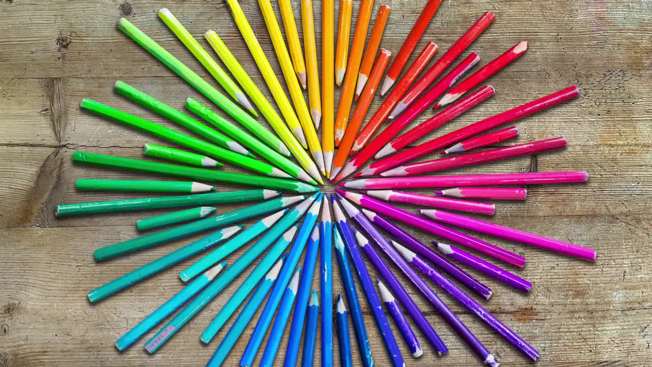 彩色铅笔的全光谱向中心方向移动视频下载