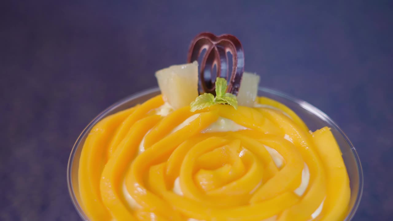 杯子里的蛋奶沙司上面放着芒果视频素材