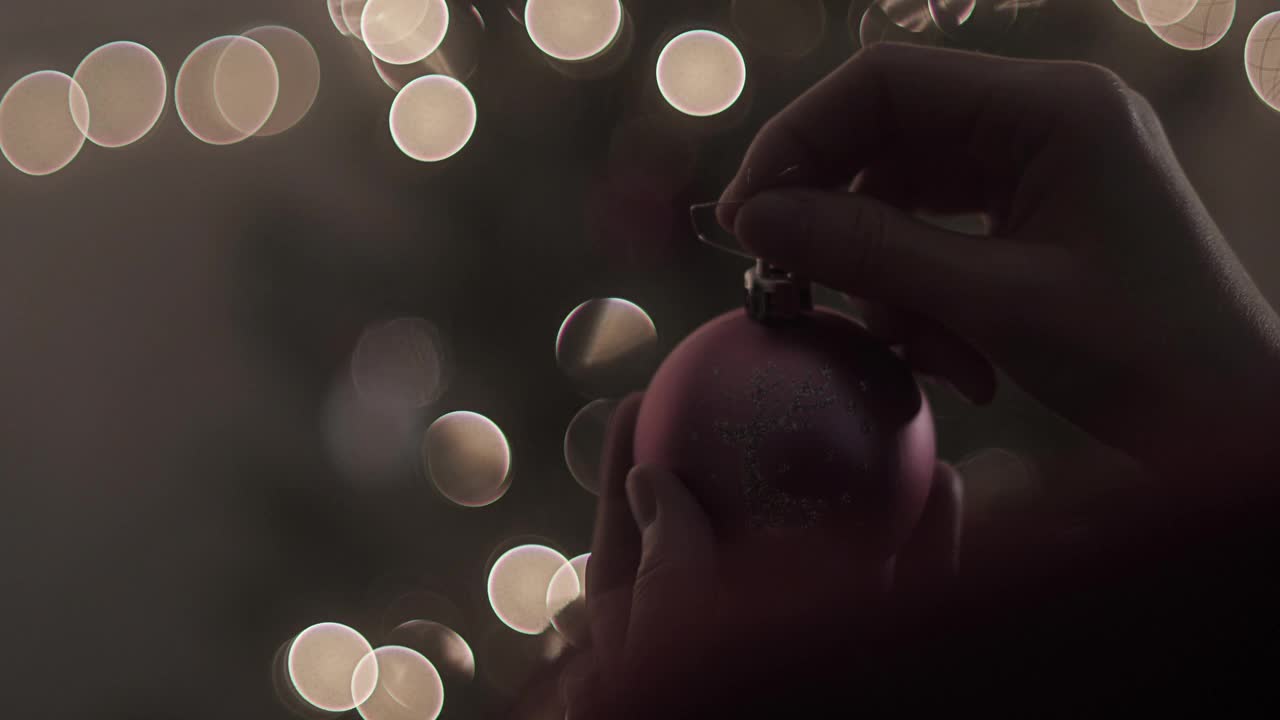 女步行在晚上举行圣诞舞会装饰圣诞树视频下载