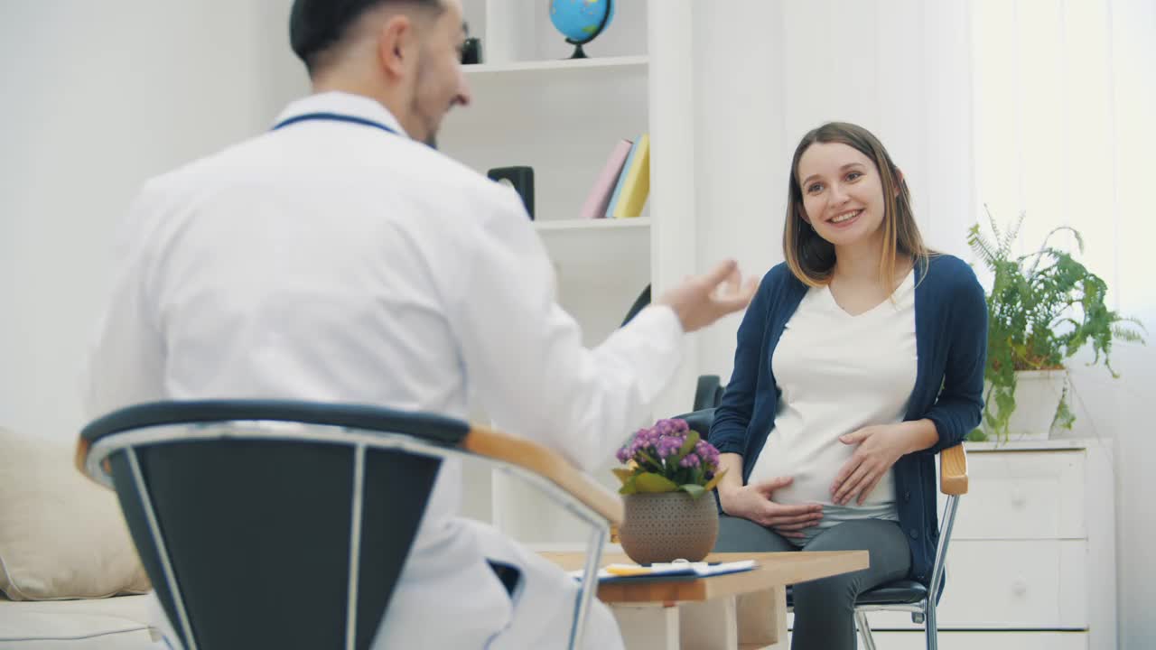 一段4k的孕妇和医生对话的视频。视频素材