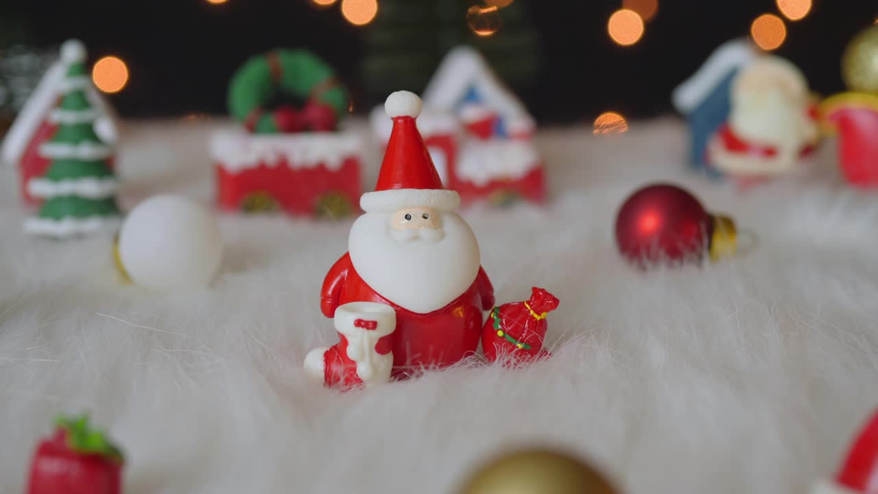 圣诞老人玩偶用闪亮的灯作圣诞装饰视频素材