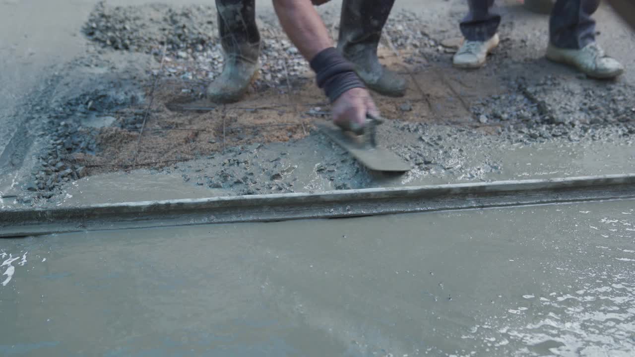 工人在建筑工地浇筑水泥。视频素材