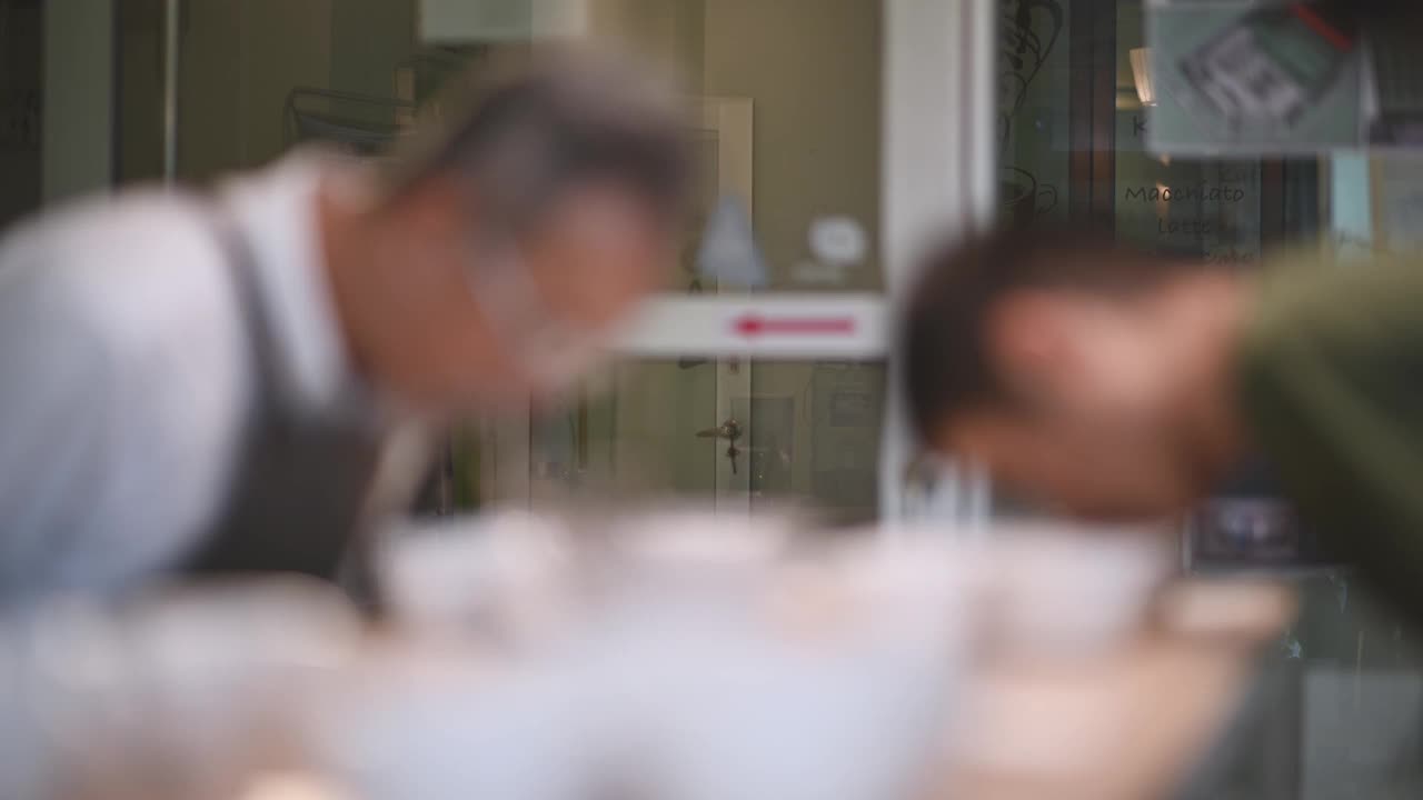 3位专业的亚洲华人高级男子咖啡师、鉴定人、品酒师表演杯咖啡，与同事品尝杯咖啡后在剪贴板上写下视频素材