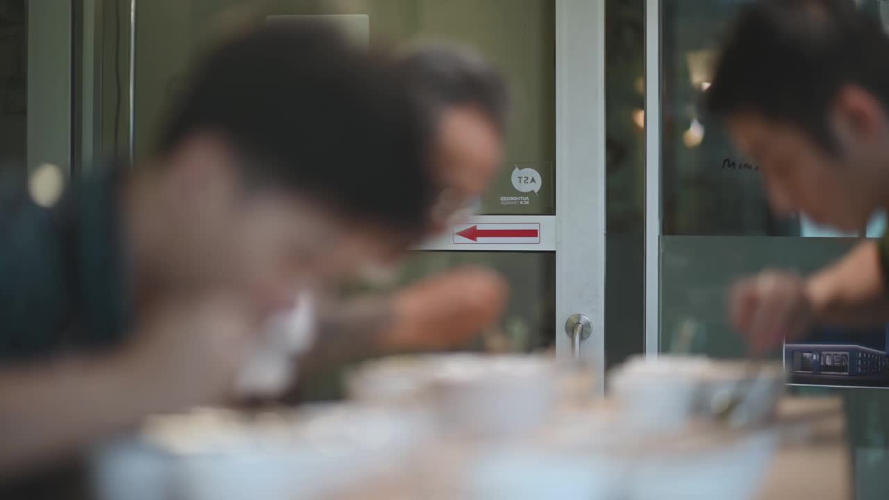 专业的亚洲华人高级男子咖啡师鉴赏家表演咖啡杯品尝咖啡杯用勺子视频素材