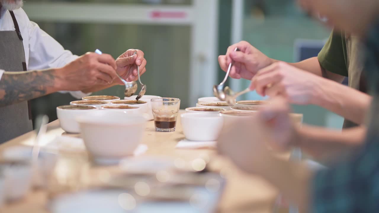 近亚洲的中国咖啡师鉴赏家舀咖啡地面清洁，为咖啡杯品尝范围视频素材