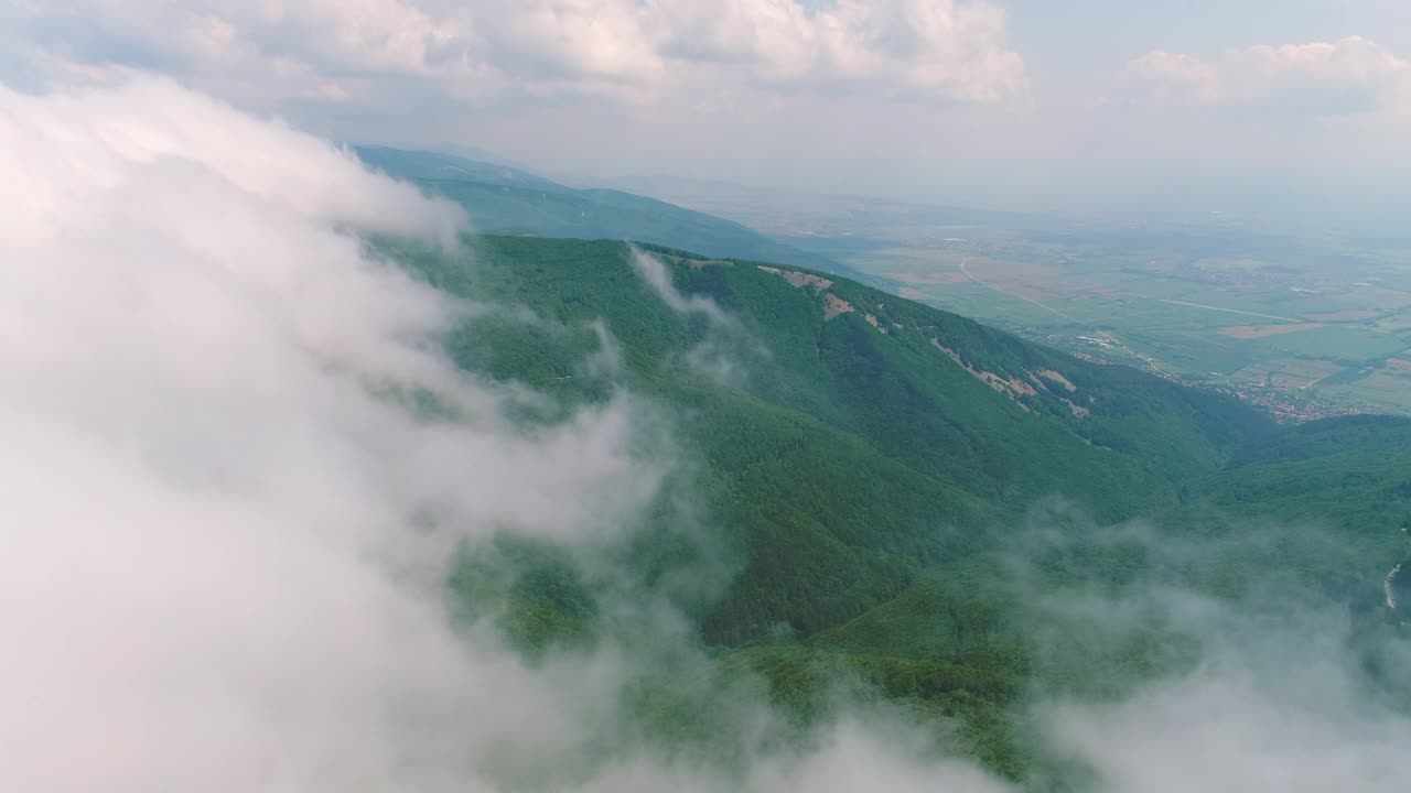 鸟瞰图的山脉景观。森林、山峰和云朵。视频素材