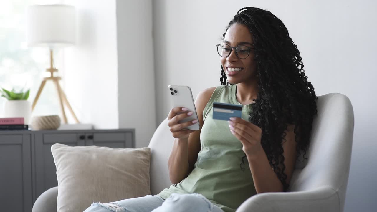 女人拿着信用卡用智能手机视频素材
