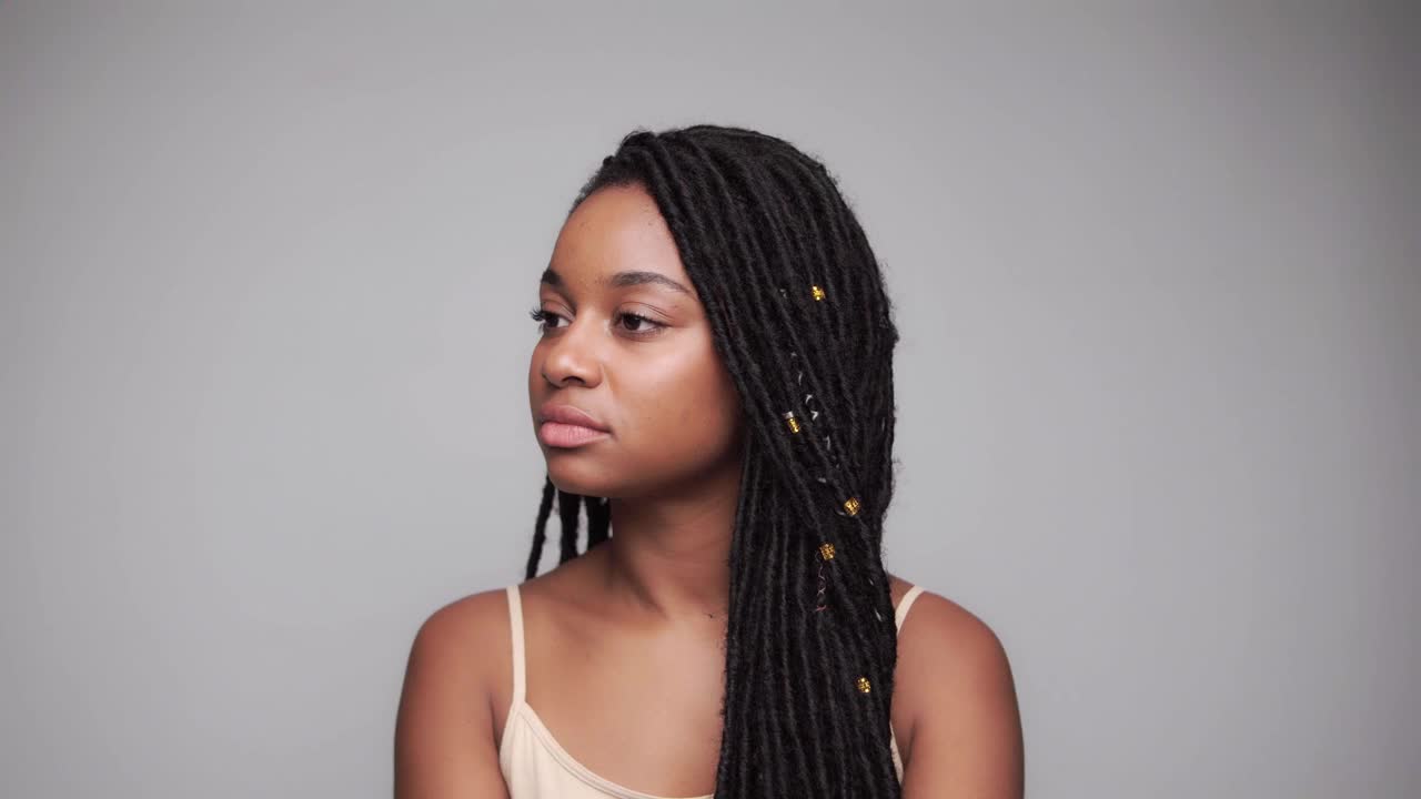 梳着非洲式辫子的千禧一代民族模特，做着沉默的手势视频素材