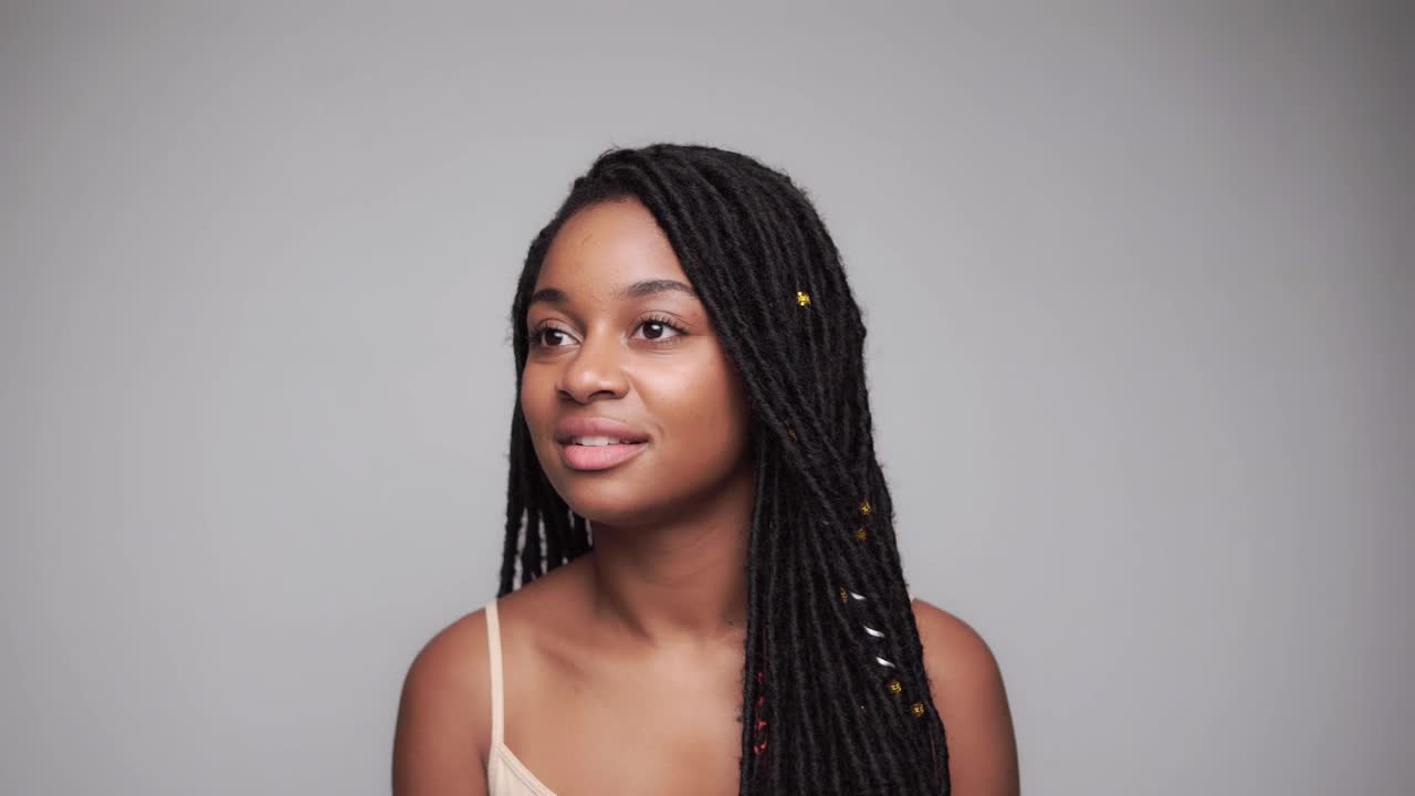 年轻的黑人妇女眨眼视频素材