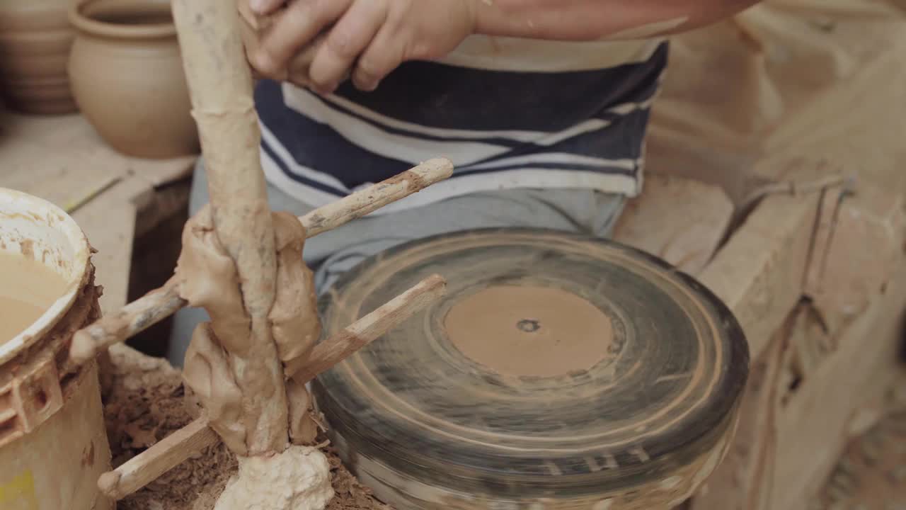 近距离观察陶工从粘土陶罐在陶轮。视频下载
