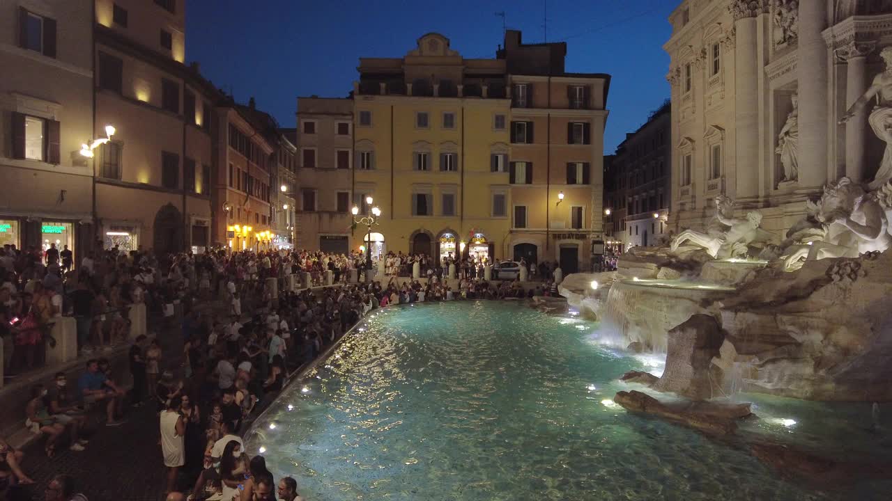 罗马夜晚，人们站在特莱维喷泉前视频下载